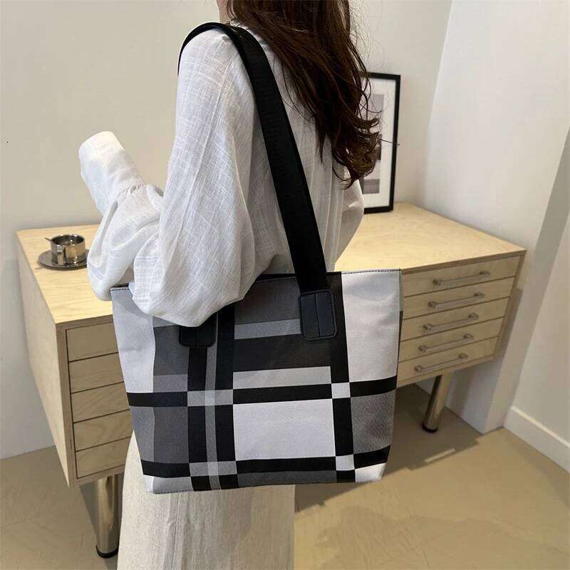 Striped Plaid Tote Women New Fashionable Shoulder Handbag for Ladies Large Capacity Commuting Bag Z260224