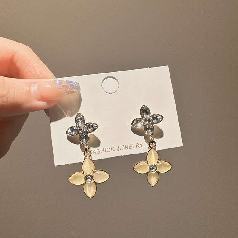 Designers Brand Earrings Designer Ear Stud Clover Earrings Women Jewelry Earrings Fashion High-End Shiny Zircon Cat's Eye Earrings Elegant Unique