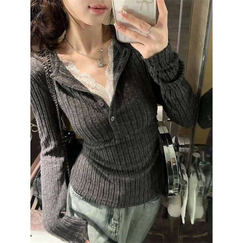 Women's Top Lace Patchwork Long Sleeve T-Shirt Base Shirt Fashion Vintage Fake Two-piece V-neck T-shirt Aesthetic Clothes 26L0224