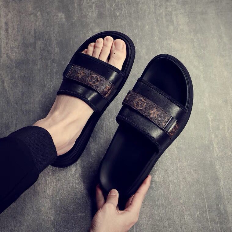 Free shipping 2026 hot men's designer slippers summer trend outdoor home fashion beach sandals