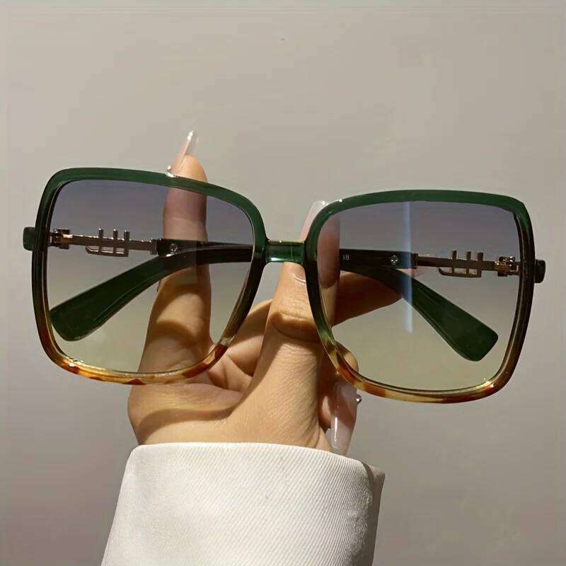 Retro Two-Tone Fashion Sunglasses - Lightweight Design, Oversized Blue & Red Frame, Gradient Lens, Ideal for Beach Travel 26W0224