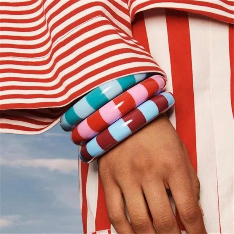 HUANZHI Sweet Romantic Colorful Striped Resin Bracelet Geometric Fashionable Minimalist Jewelry for Women 260120