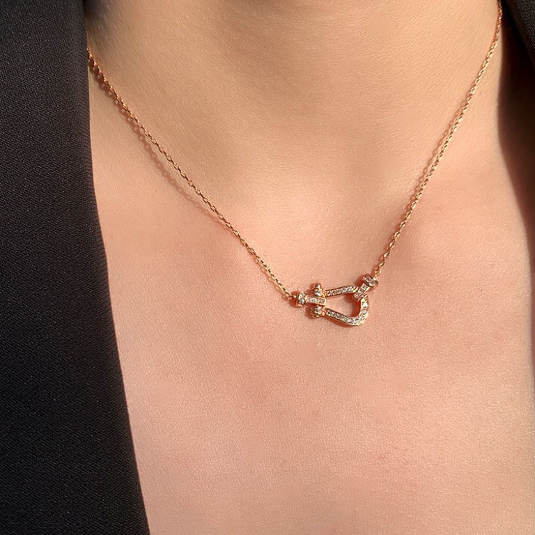 European And Luxury Jewelry Horn Clasp Designer Necklace For Ladies High-end Micro-set Feature Style Light Luxury Style Fashionable Necklace