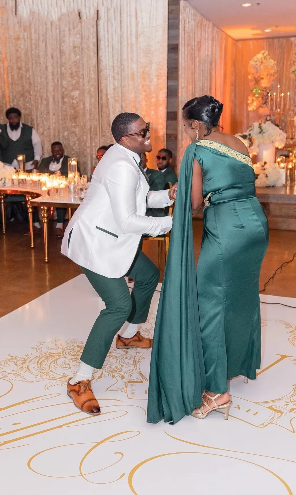 Gentleman Man Tuxedos 3 Pcs Jacket Vest Pants Wedding Suit Simple One Button Peaked Lapel Evening Groom Party Outfits Customized