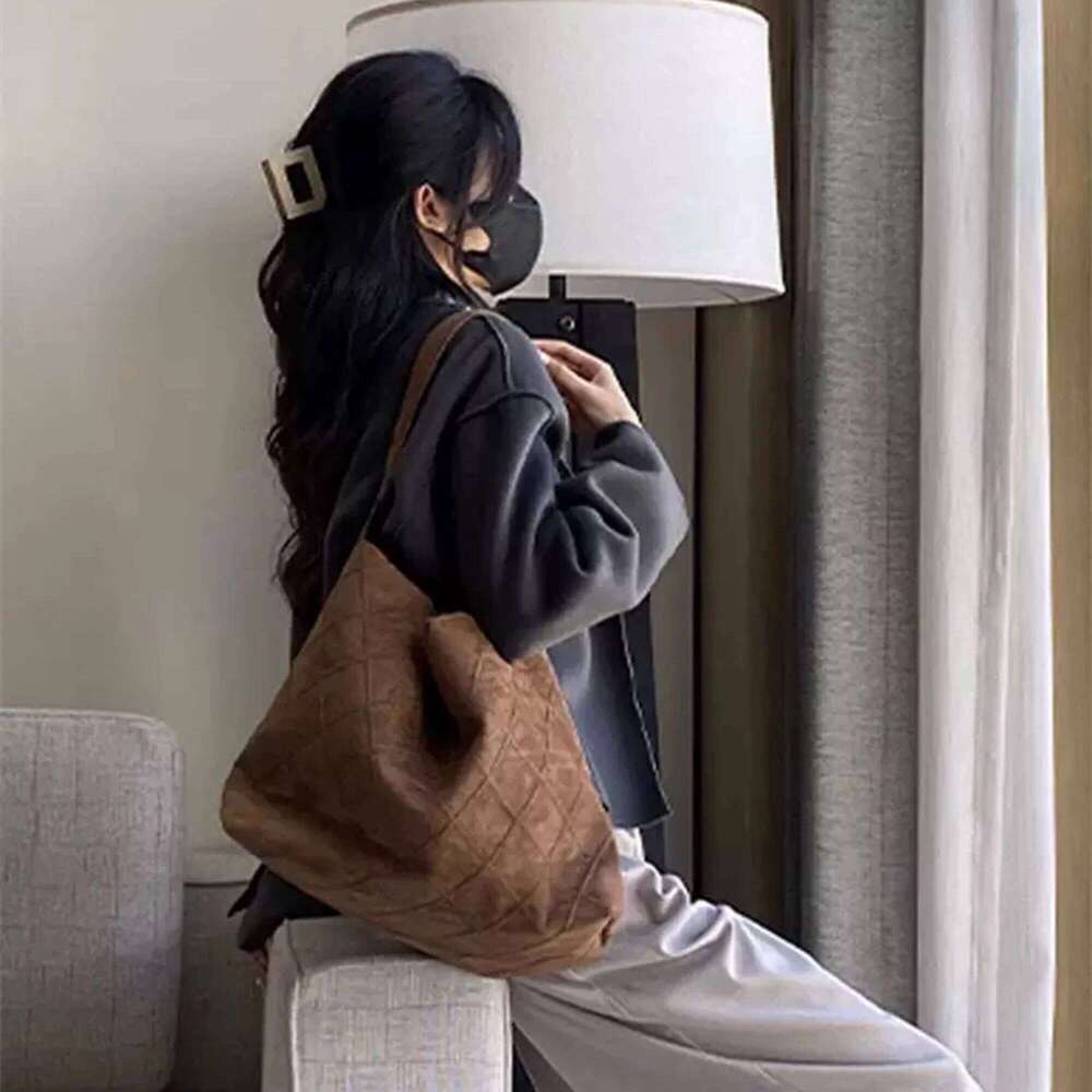 2025 Autumn and Winter New Suede Rhombus Medieval Underarm Premium Chain Single Shoulder Large Capacity Tote Bag Z260224