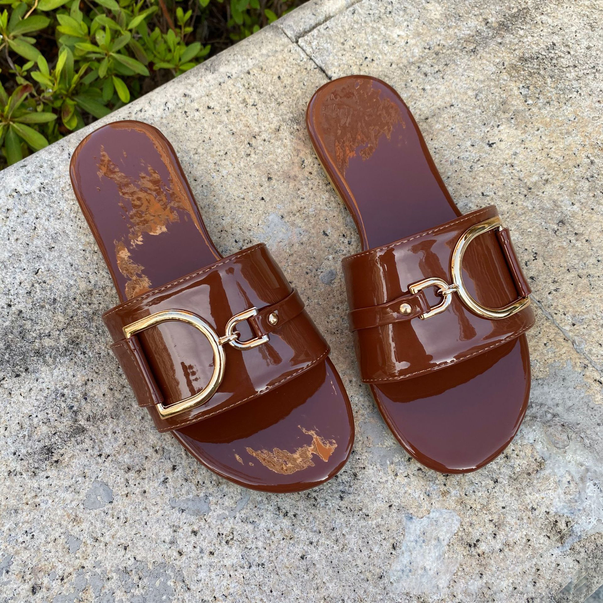 Free shipping 2026 new outdoor home designer sandals for women fashionable and versatile solid color flat slippers beach shoes