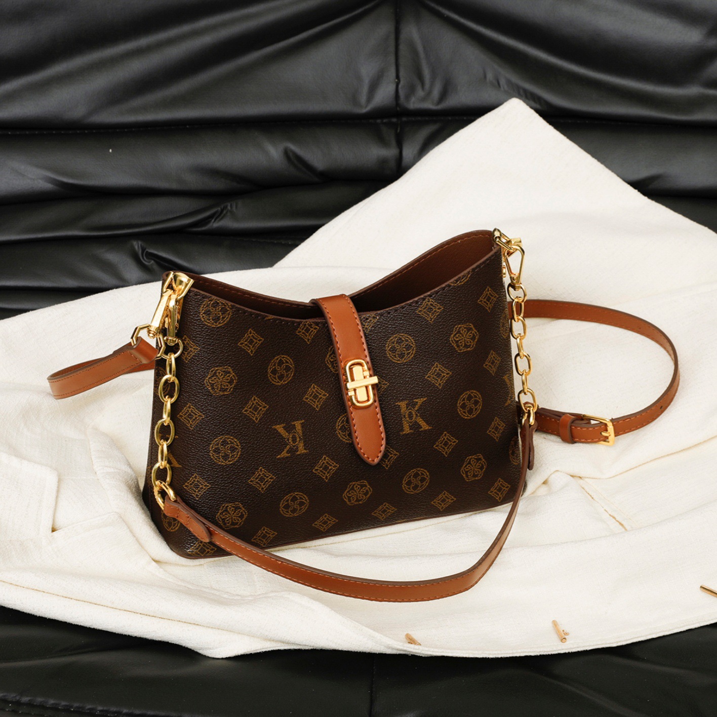 High-end small bag for women, 2026 new style, versatile and fashionable commuting bag, retro floral handbag, shoulder bag, crossbody bag, letter handb