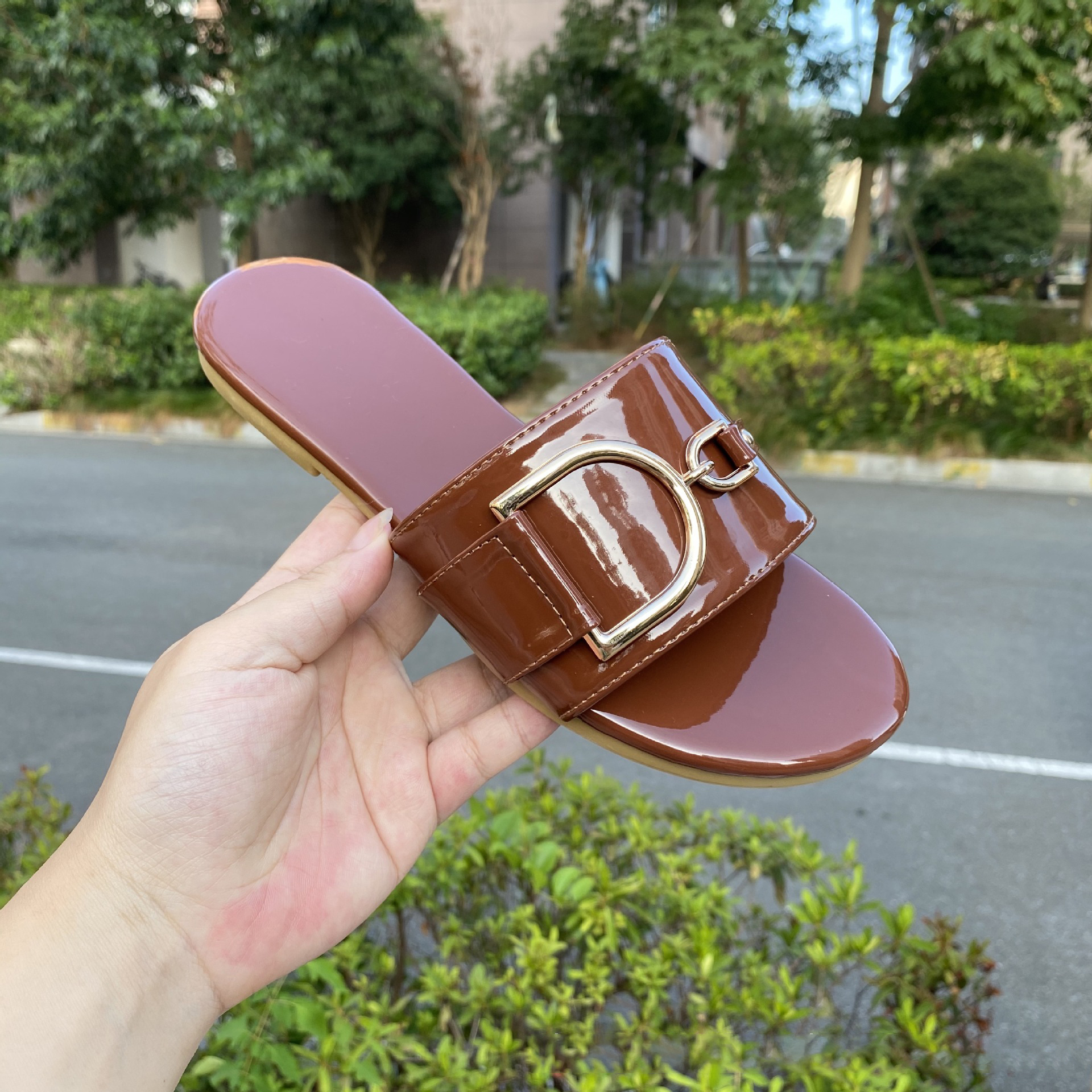 Free shipping 2026 hot outdoor home designer sandals for women fashionable and versatile solid color flat slippers beach shoes