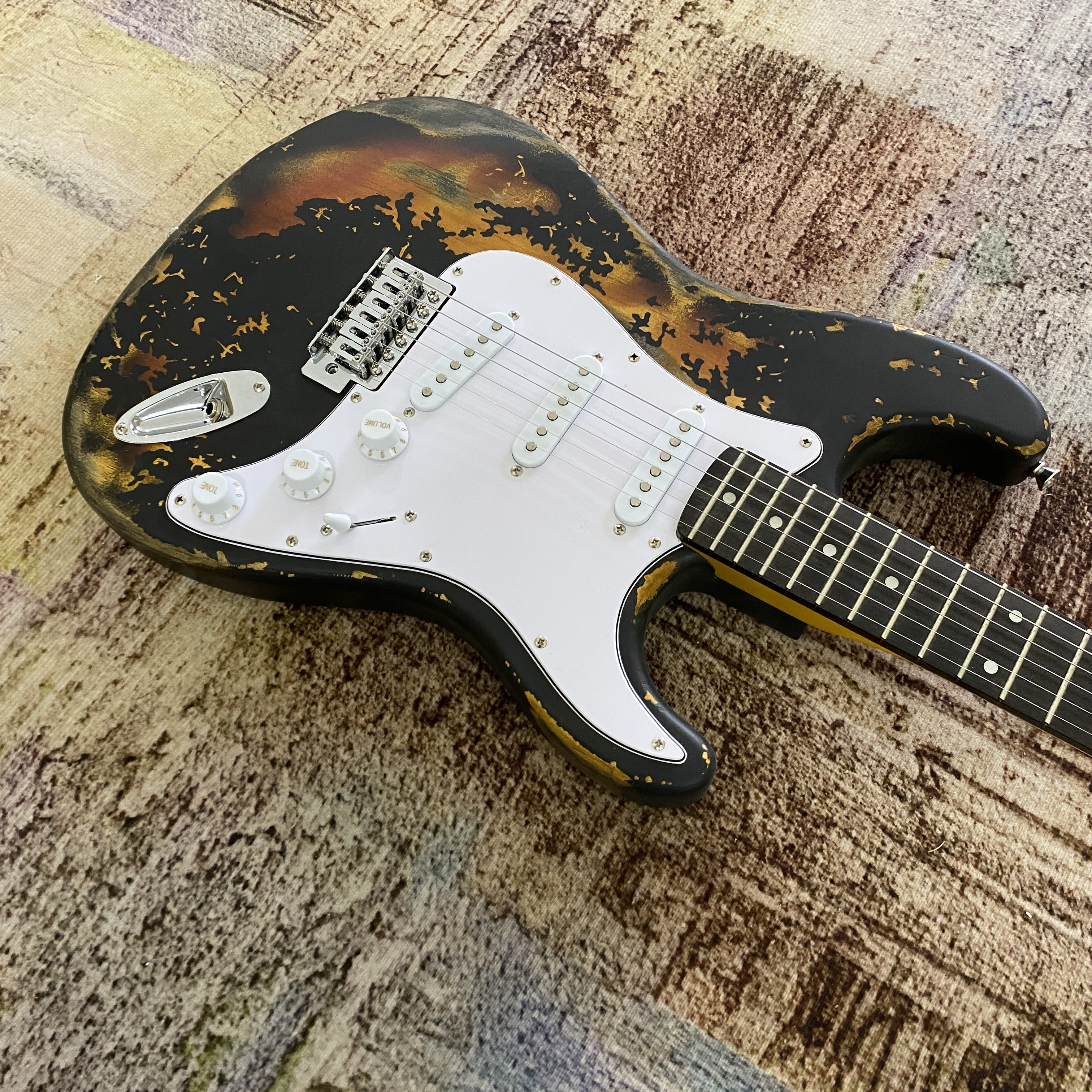 Relics Electric Guitar - Alder body, SSS pickups, Rosewood fretboard, 21 frets, Maple neck. Fast delivery.