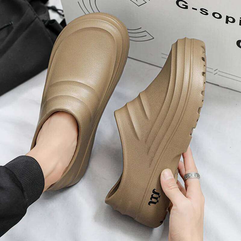 Men's Flip Flops Flat Toe Caps for Beach Wear Fashionable High-quality Design Lightweight Non Slip Chef's Ins Hole Shoes