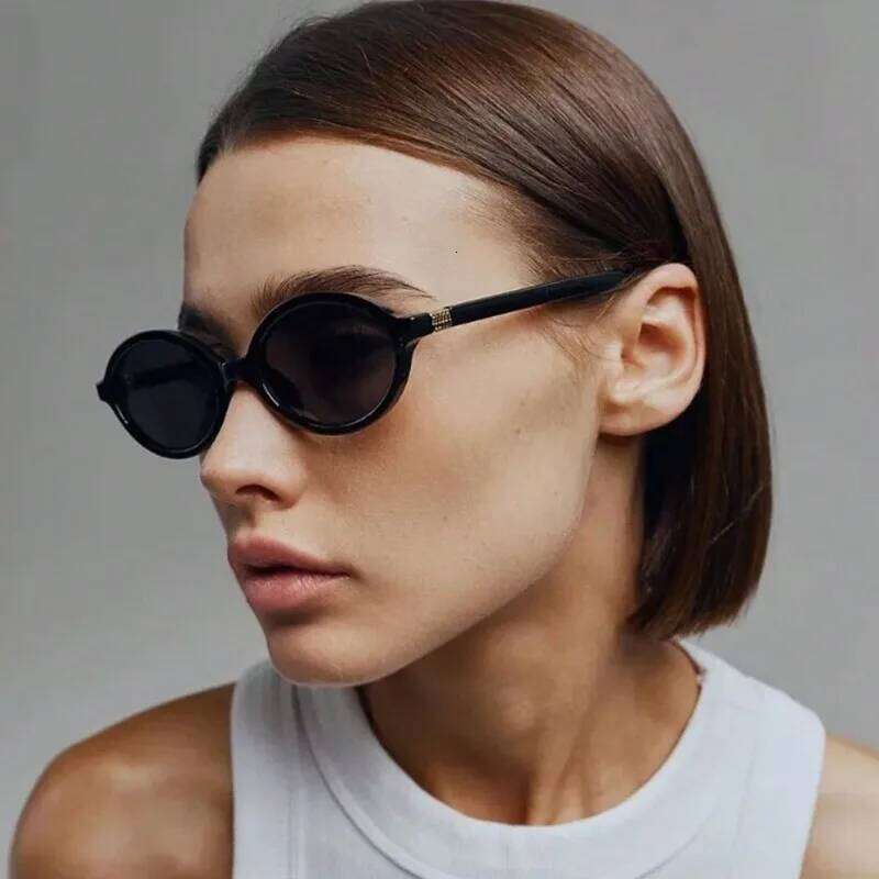 1 Pair of Fashionable Black Round Women's Glasses - UV Resistant Gradient Lenses Glossy Plastic Frame Perfect for Casual Wear 26W0224