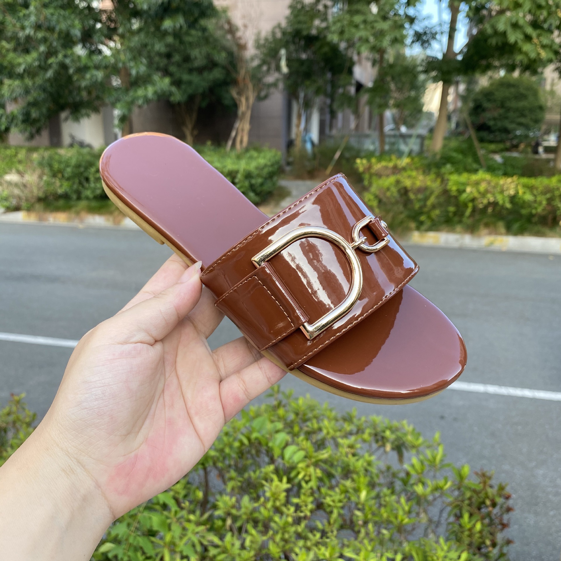 Free shipping 2026 hot outdoor home designer sandals for women fashionable and versatile solid color flat slippers beach shoes