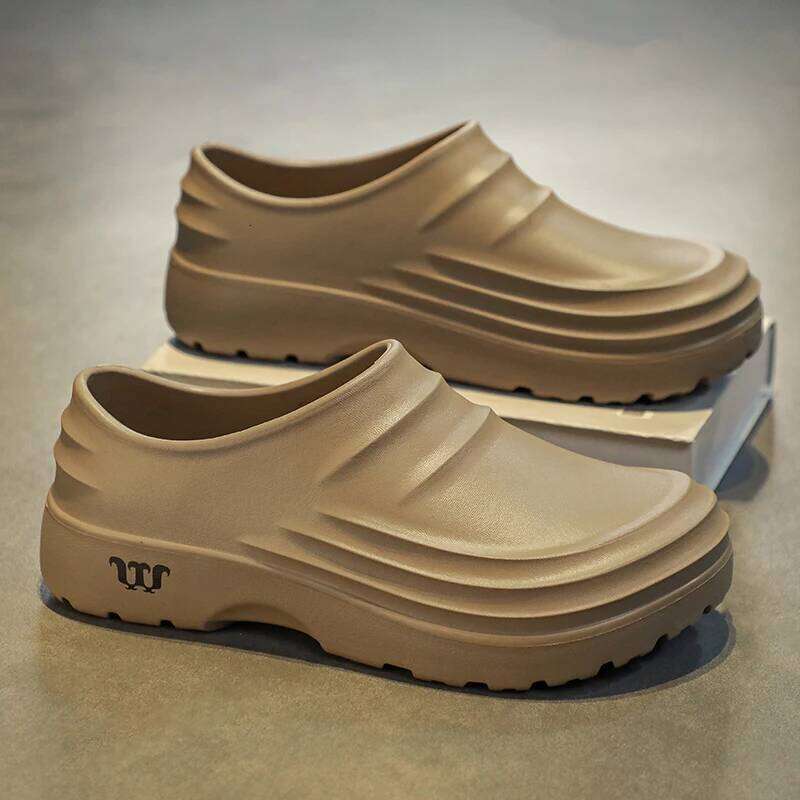 Men's Flip Flops Flat Toe Caps for Beach Wear Fashionable High-quality Design Lightweight Non Slip Chef's Ins Hole Shoes