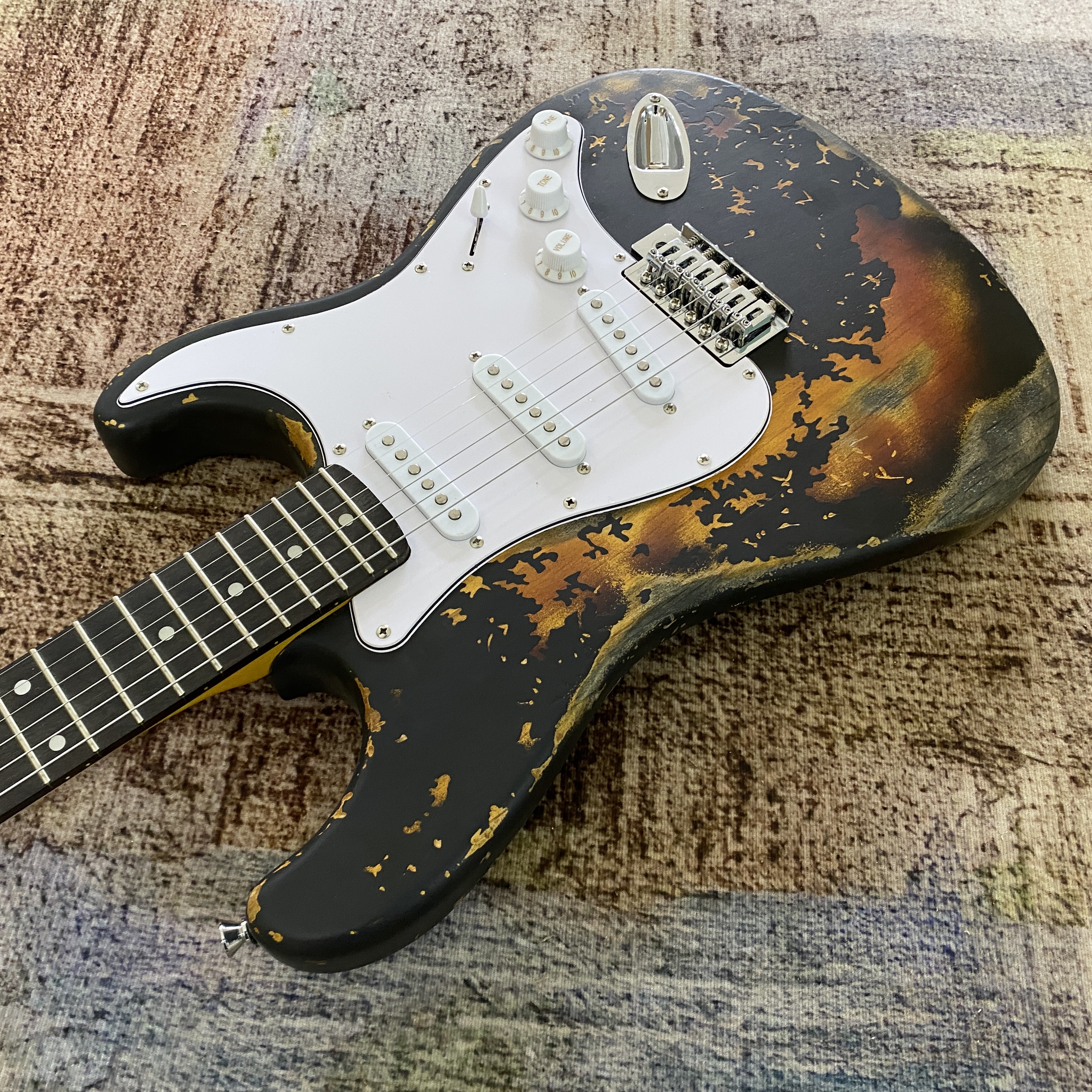 Relics Electric Guitar - Alder body, SSS pickups, Rosewood fretboard, 21 frets, Maple neck. Fast delivery.