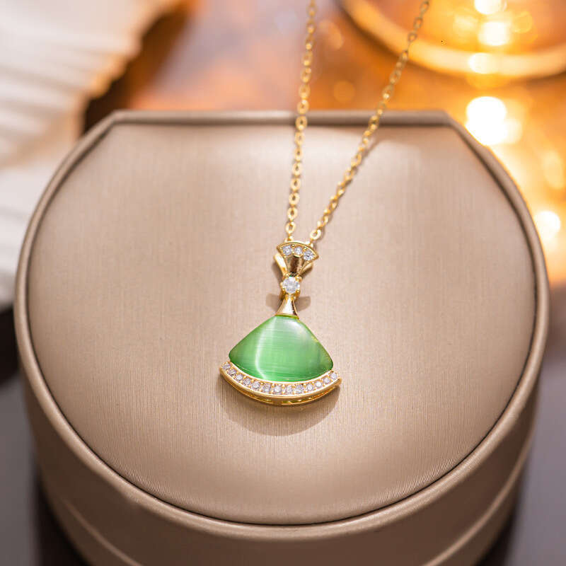 Inlaid Diamond Mini Dress Necklace Light Luxury Fan-Shaped Versatile Mother-Of-Pearl Short Clavicle Chain Internet Celebrity Style Fashion Pendant For