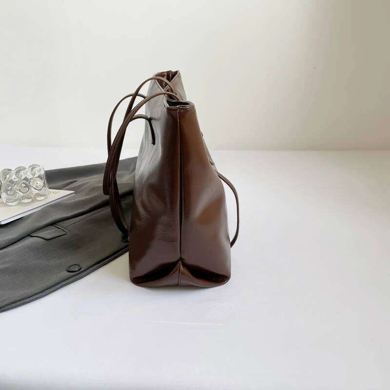 Elegant commuting tote with large capacity. Women's bag for 2025 autumn-winter season. Retro texture, simple and trendy sing Z260224