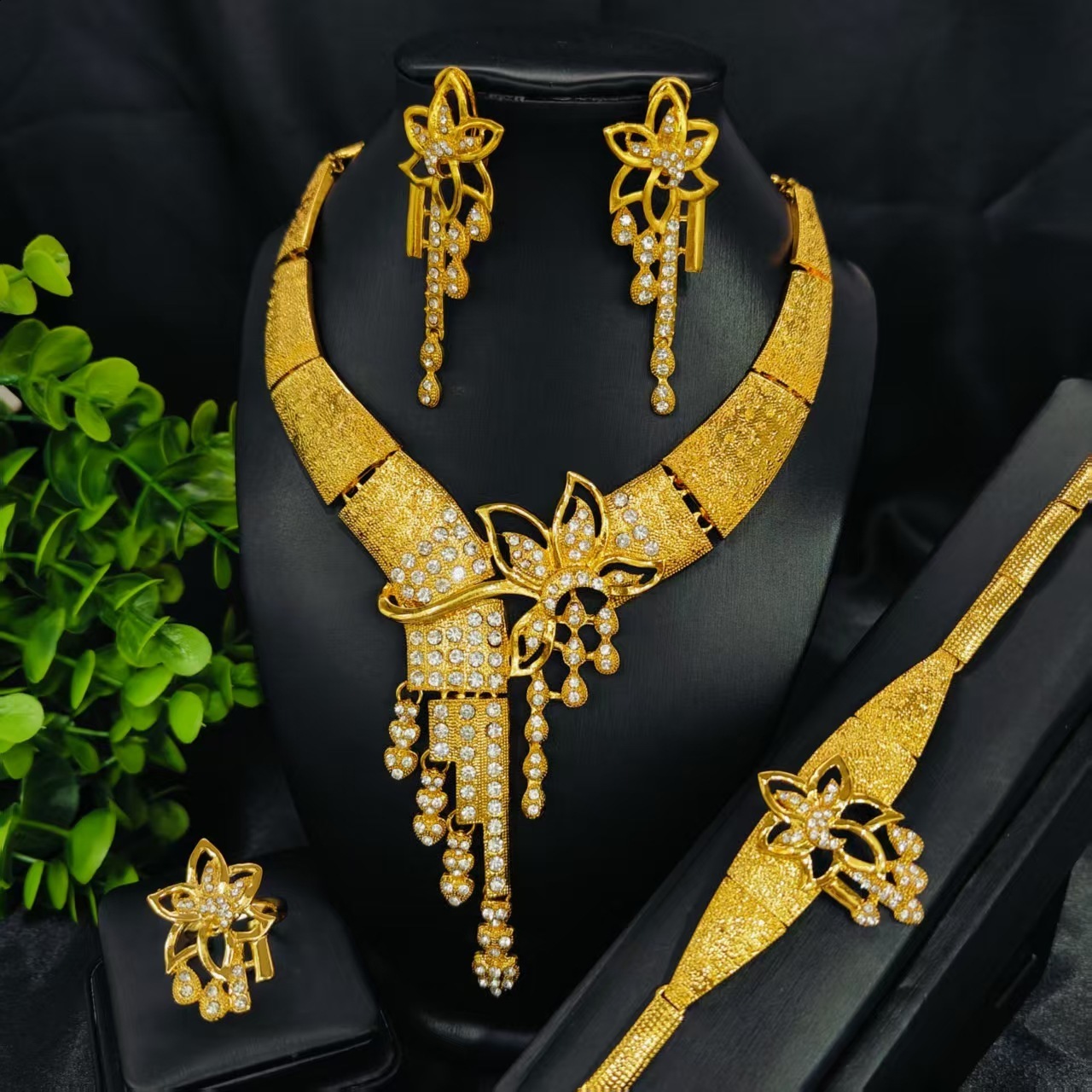 Dubai Fashion Zinc Alloy Jewelry Bridal Jewelry Set Necklace Bracelet Earrings Ring Four-Piece Set 250818