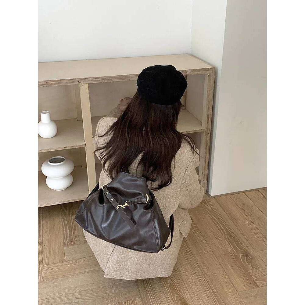 2026 new retro shoulder bag, large capacity backpack, fashionable and casual women's daily commuting bag Z260224