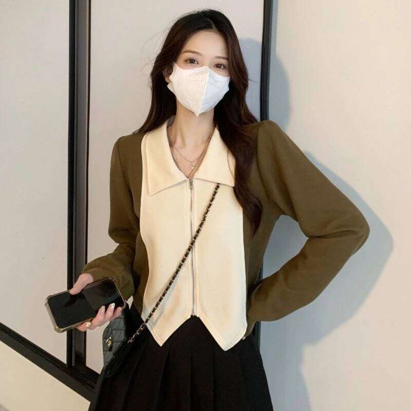 Chic Polo Shirt for Women Short Sleeve Slimming Blouse with Adjustable Collar Versatile Layering Top 26W0224