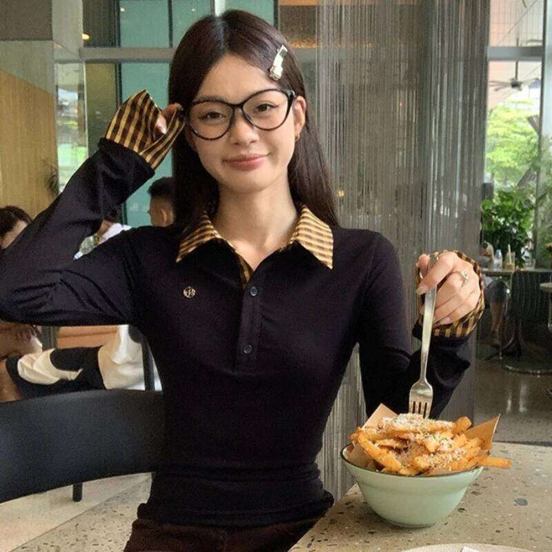 Polo Neck Plaid Patchwork Embroidery T Shirts Spring Autumn Fake Two-piece Slim High Street Tops Fashion Casual Women Clothing 26W0224