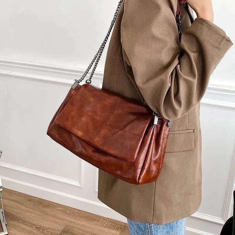 Large Capaci Commuter Tote Women's Chain Underarm Bag Fashionable Sensation 2025 New Autumn Winter Series Handbag Z260224