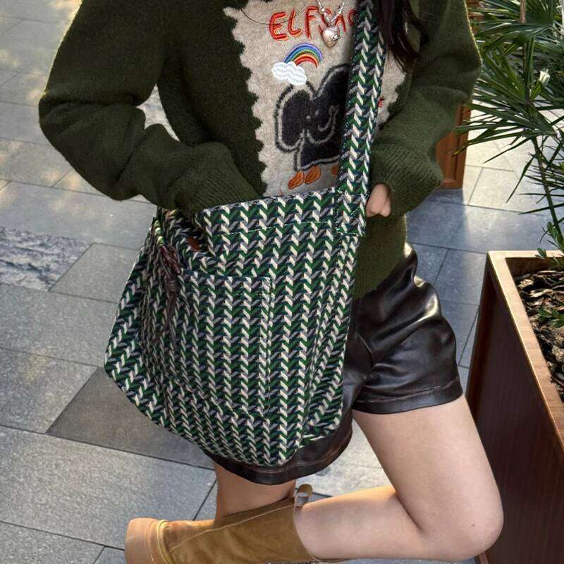 ELFSACK 2025 Winter New Arrivals Y2K Casual Striped Loose Crossbody Bag For Women Z260224