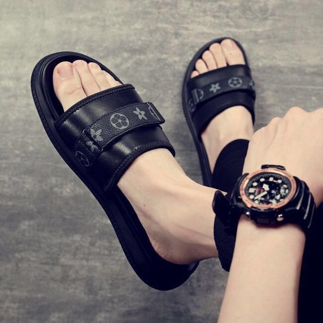 Free shipping 2026 new men's designer slippers summer trend outdoor home fashion beach sandals