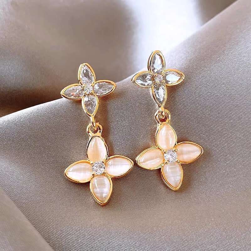 Designers Brand Earrings Designer Ear Stud Clover Earrings Women Jewelry Earrings Fashion High-End Shiny Zircon Cat's Eye Earrings Elegant Unique