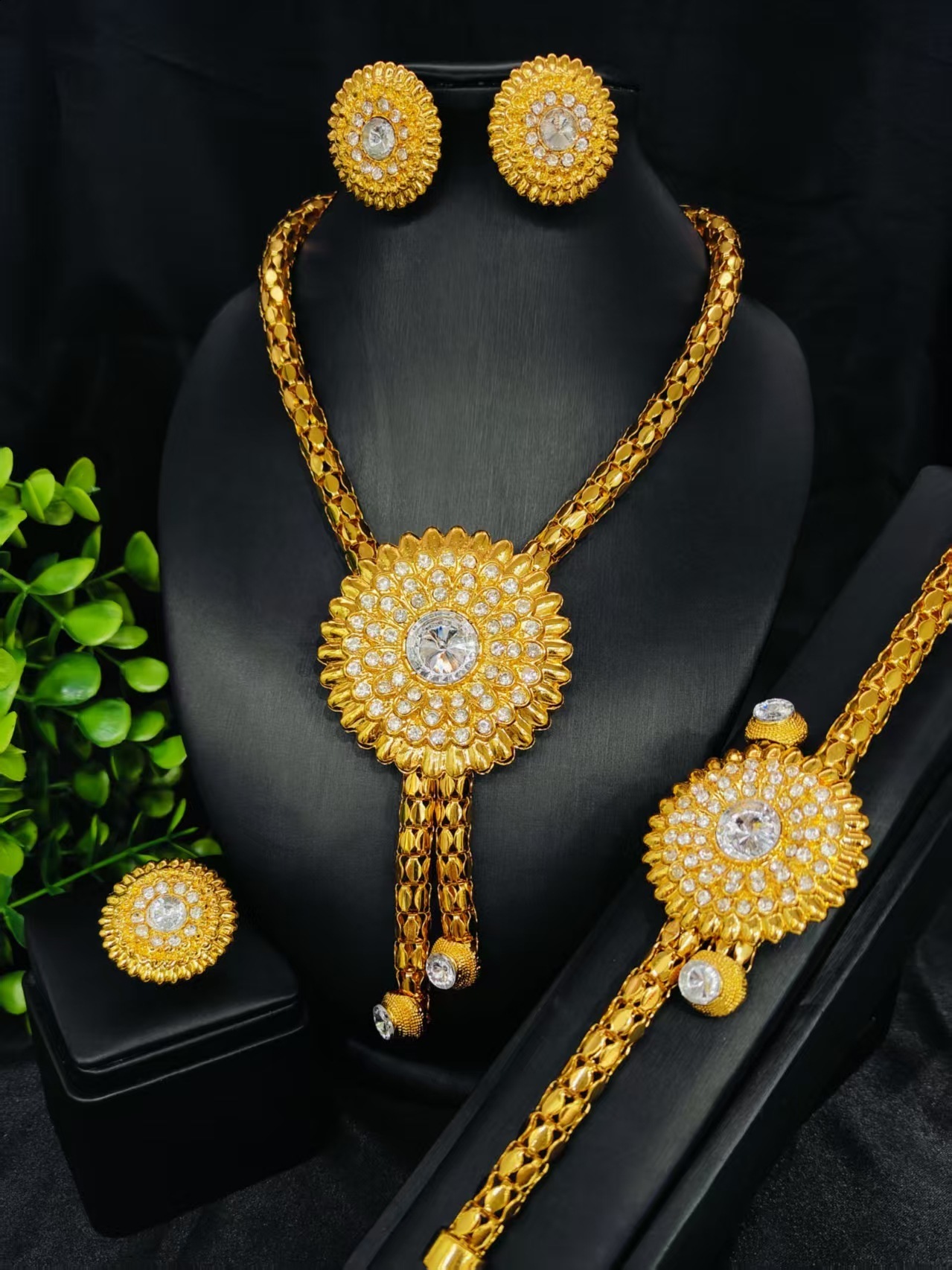Dubai Fashion Zinc Alloy Jewelry Bridal Jewelry Set Necklace Bracelet Earrings Ring Four-Piece Set 250818