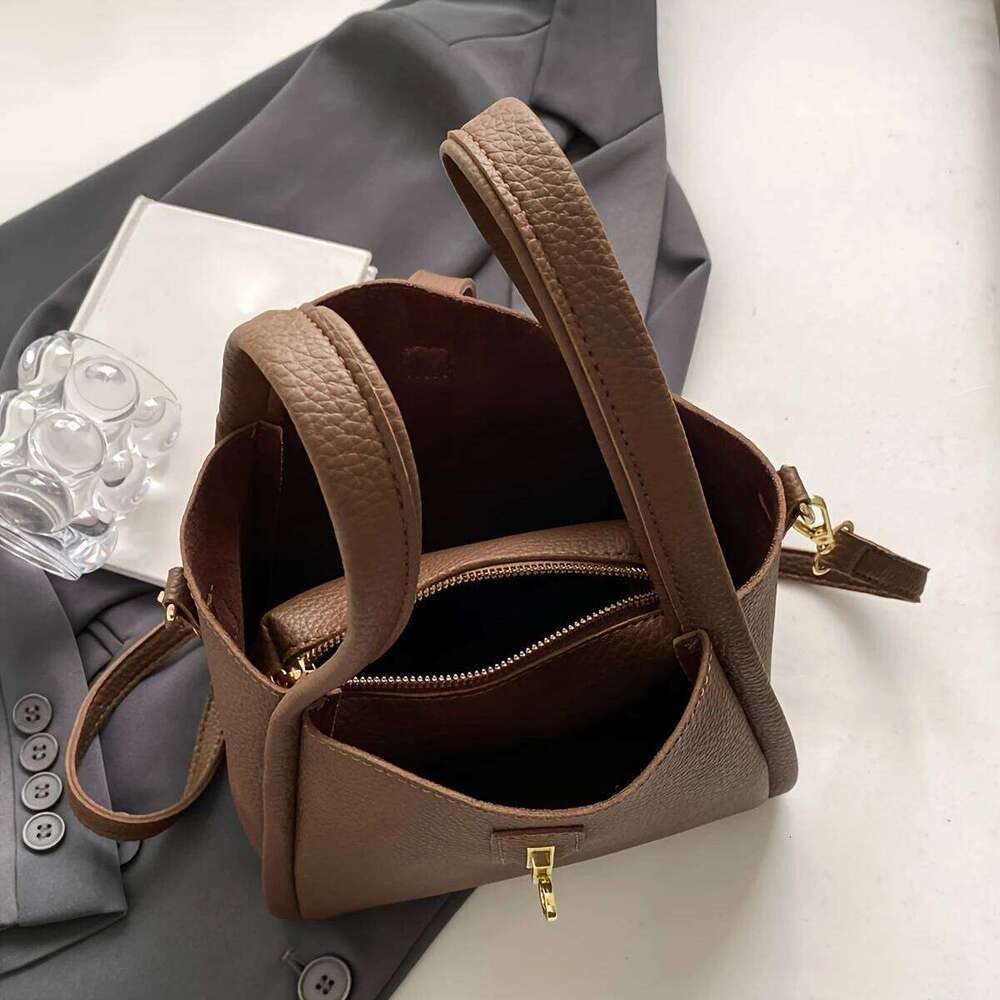 High-value daily multifunctional handbag autumn and winter retro fashion trend simple solid color crossbody bag Z260224