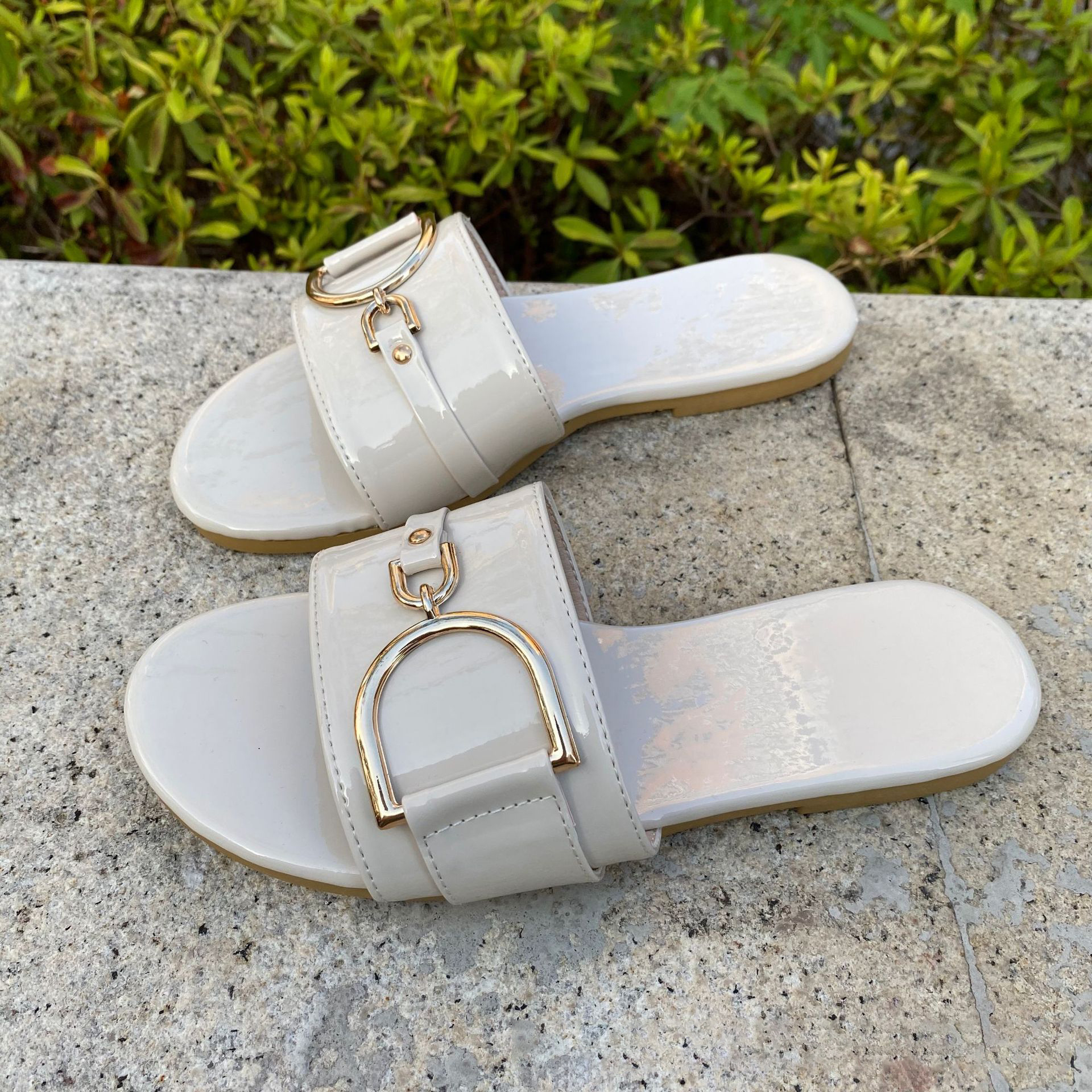 Free shipping 2026 new outdoor home designer sandals for women fashionable and versatile solid color flat slippers beach shoes