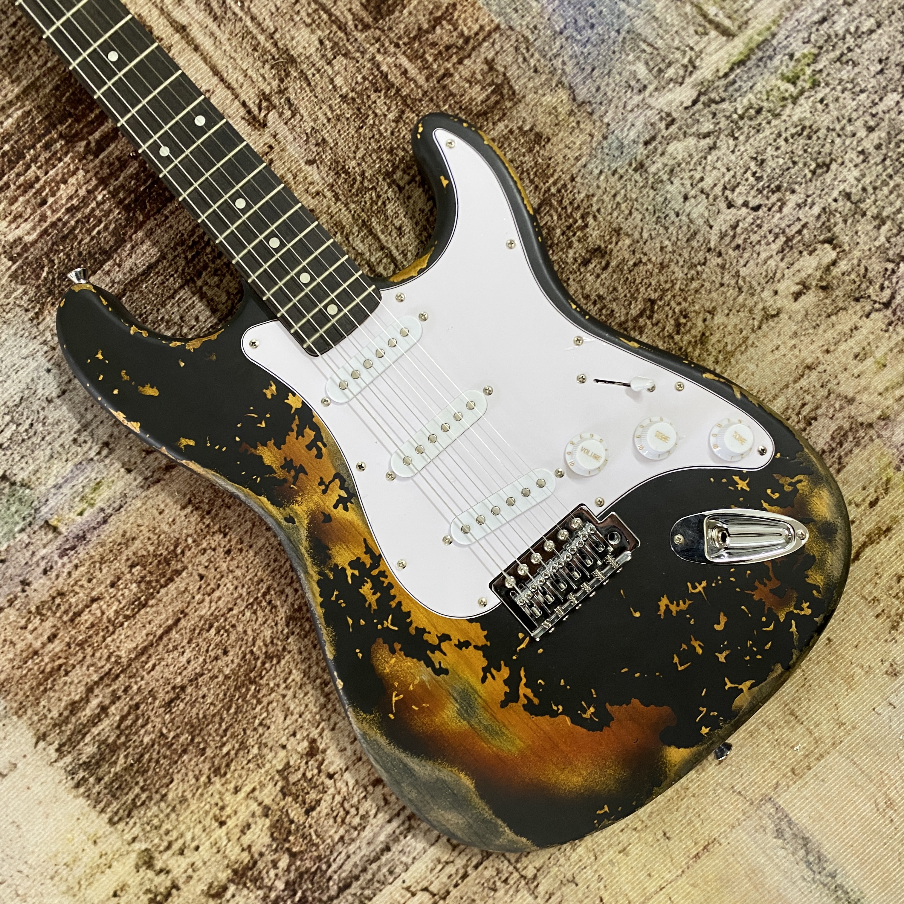 Relics Electric Guitar - Alder body, SSS pickups, Rosewood fretboard, 21 frets, Maple neck. Fast delivery.