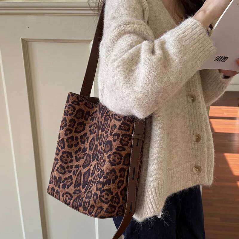 2025 New Autumn/Winter Retro Suedette Crossbody Large Capacity Shoulder Fashion Daily Commuter Women's Bag Z260224