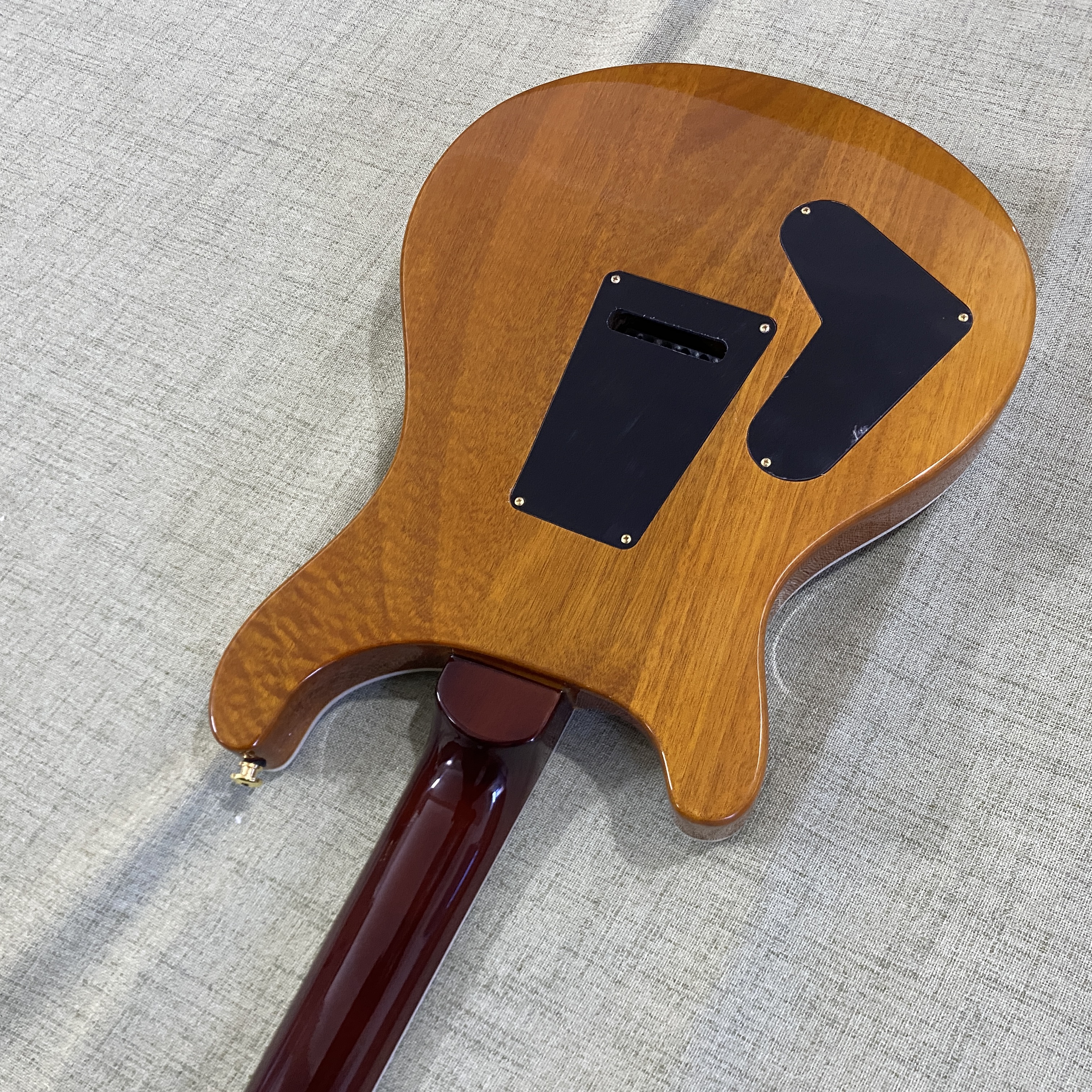 New 24-fret electric guitar with semi-hollow body, maple body, HH pickups, gold hardware, rosewood fretboard, quality guarantee