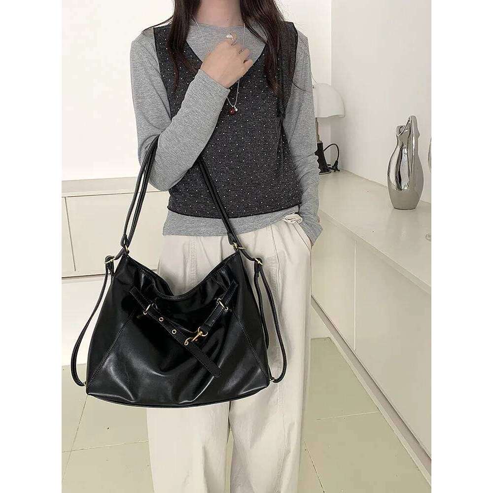 2026 new retro shoulder bag, large capacity backpack, fashionable and casual women's daily commuting bag Z260224