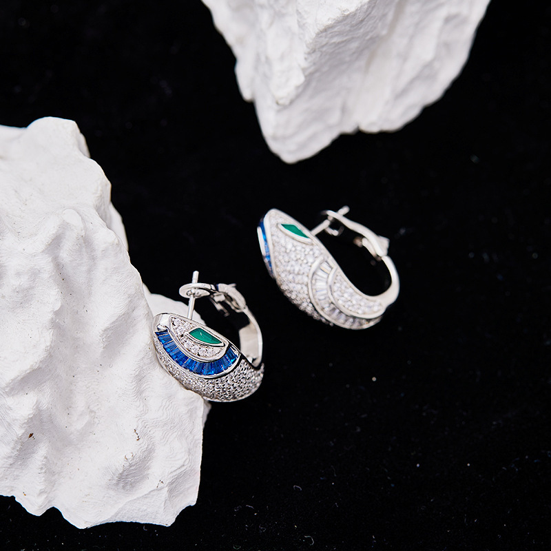 Earrings New Gold-Plated Serpentine And Fashion Earrings, Unique Green-Eyed Snake Head Earrings, Exaggerated Texture Ear Clasps Earrings