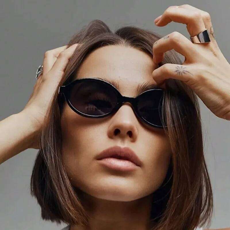 1 Pair of Fashionable Black Round Women's Glasses - UV Resistant Gradient Lenses Glossy Plastic Frame Perfect for Casual Wear 26W0224