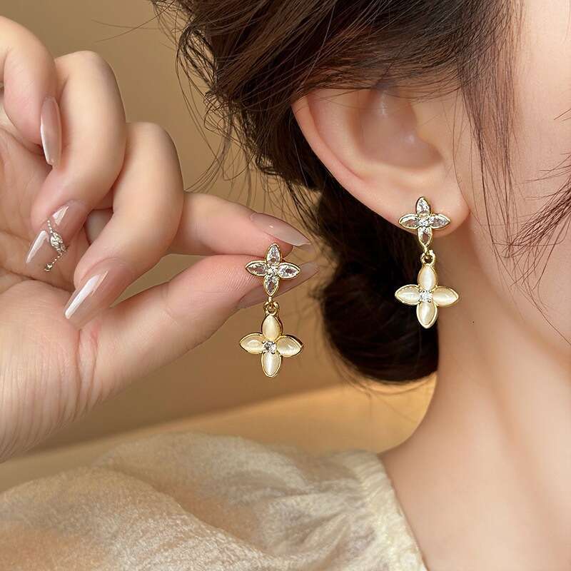 Designers Brand Earrings Designer Ear Stud Clover Earrings Women Jewelry Earrings Fashion High-End Shiny Zircon Cat's Eye Earrings Elegant Unique