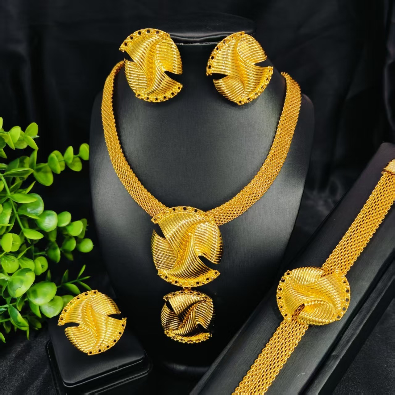 Dubai Fashion Zinc Alloy Jewelry Bridal Jewelry Set Necklace Bracelet Earrings Ring Four-Piece Set 250818