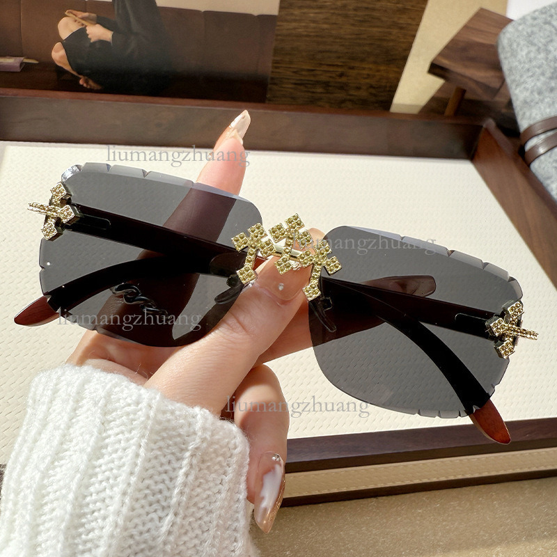 2026 New Luxury Designer Men's Sunglasses Fashion Metal Cross Starry Sky Diamond Frameless Women's Premium Vacation Sunglasses Wood Leg Outd