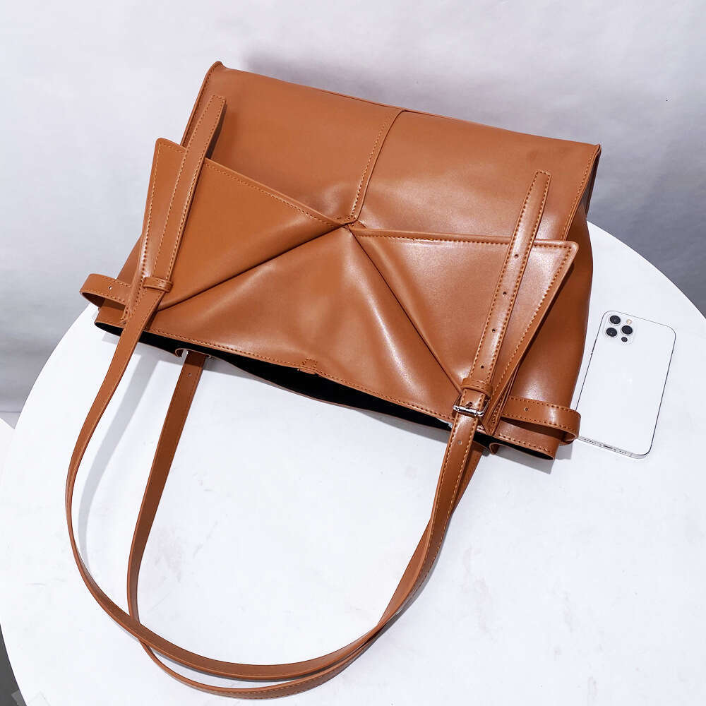 2026 Women Brown Black European American Vintage Tote Belt Tote Bag Design Large Capacity Shoulder And Underarm Bag