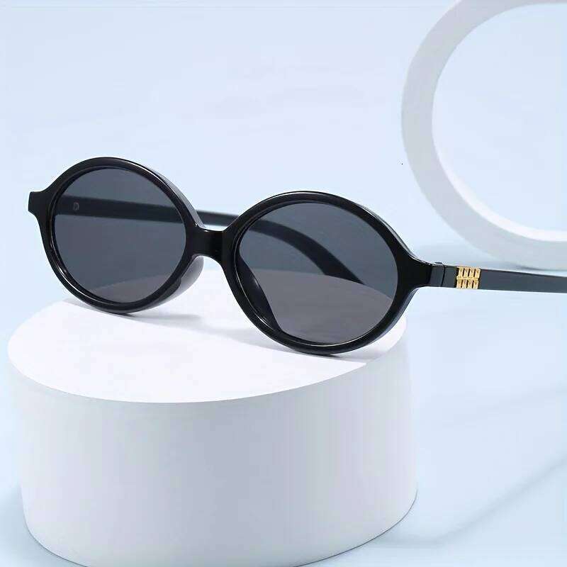 1 Pair of Fashionable Black Round Women's Glasses - UV Resistant Gradient Lenses Glossy Plastic Frame Perfect for Casual Wear 26W0224