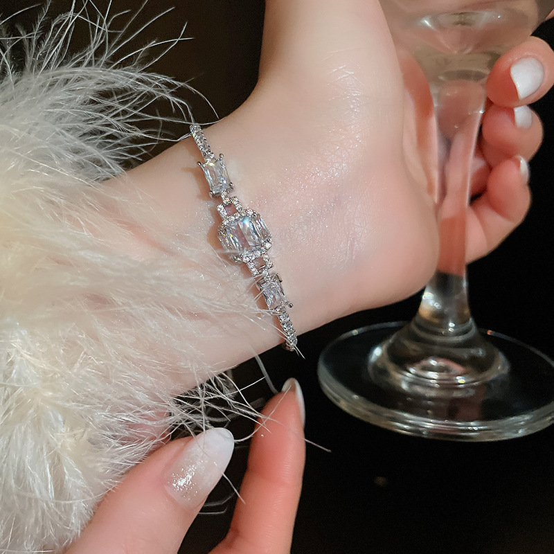 Luxurious zircon square interlocking adjustable bracelet, light luxury with a high-end feel, new fashionable versatile wristband jewelry wholesale