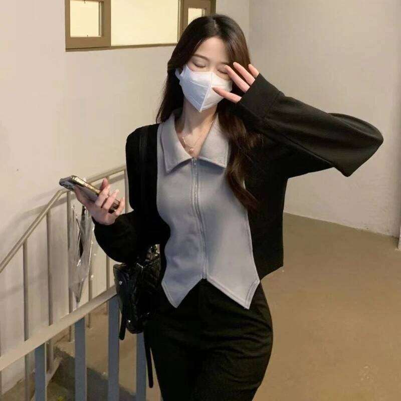 Chic Polo Shirt for Women Short Sleeve Slimming Blouse with Adjustable Collar Versatile Layering Top 26W0224