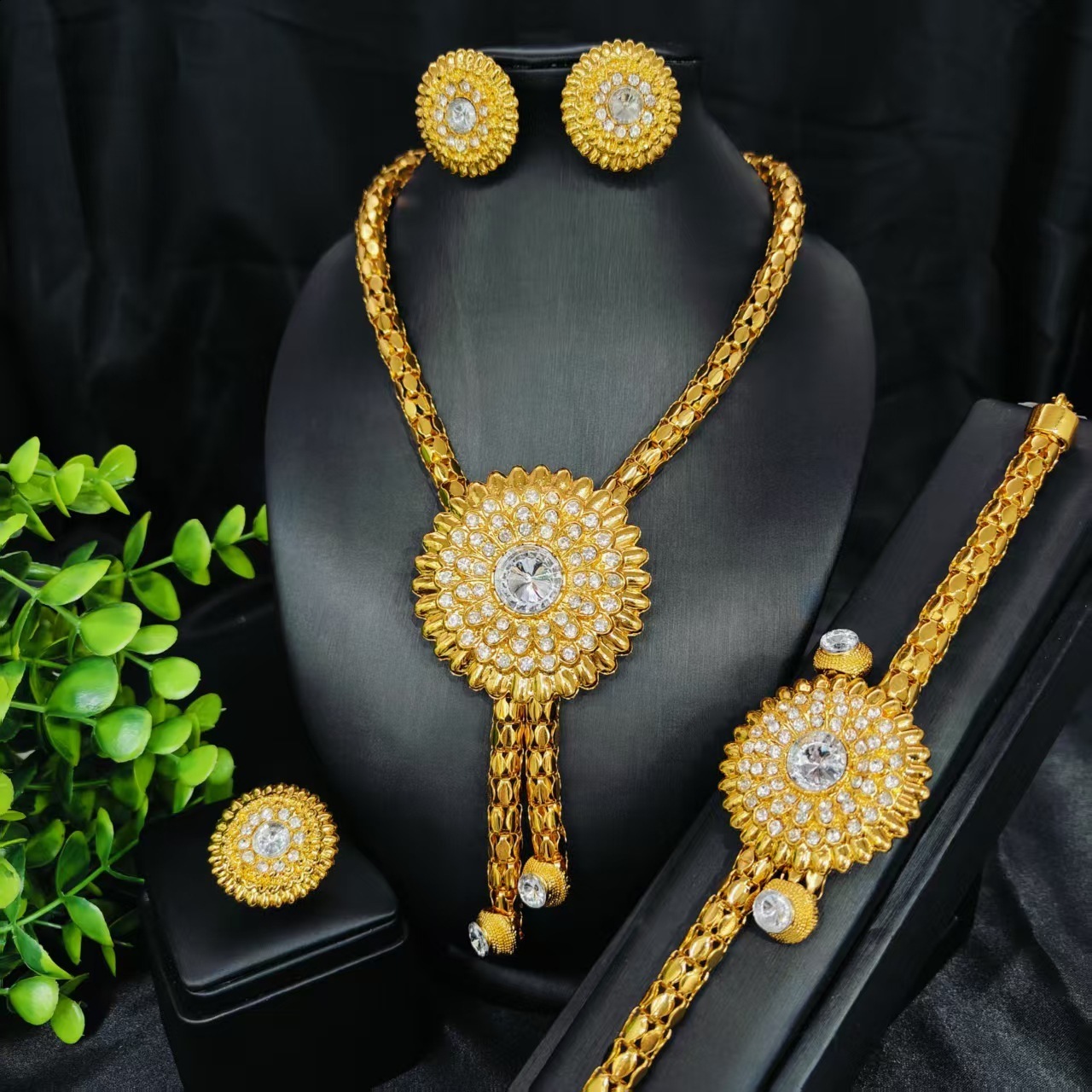 Dubai Fashion Zinc Alloy Jewelry Bridal Jewelry Set Necklace Bracelet Earrings Ring Four-Piece Set 250818