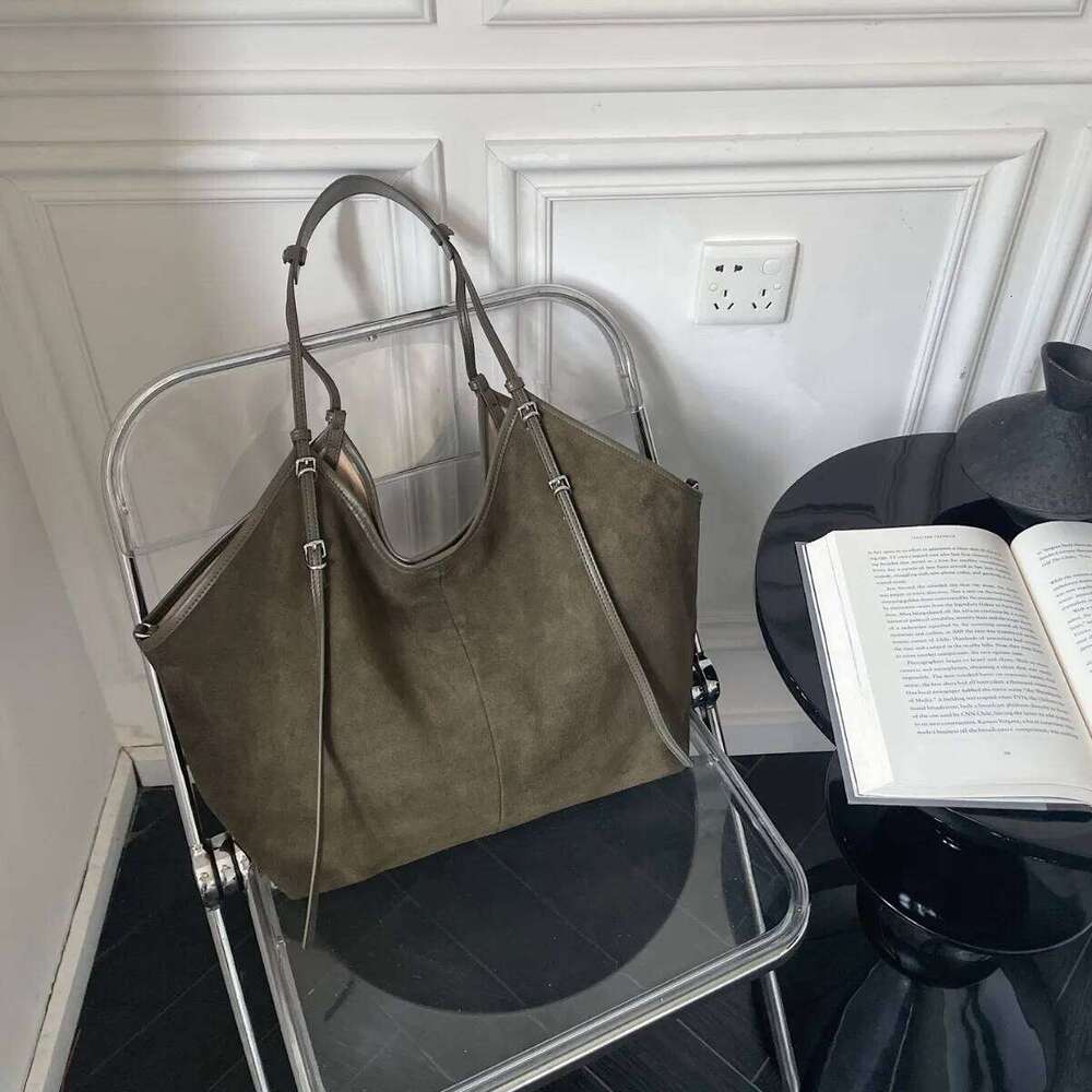 Suede Women's Tote 2025 Autumn and Winter New Niche Design Large Capacity Slack Commuter Vintage Handle Shoulder Bag Z260224