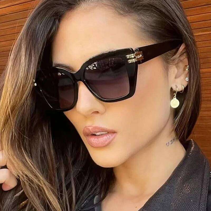 Luxury Square Sunglasses Women Brand Design Large Size Retro Suneyeglass Outdoors Casual Sunscreen Vacation Travel UV400 26W0224