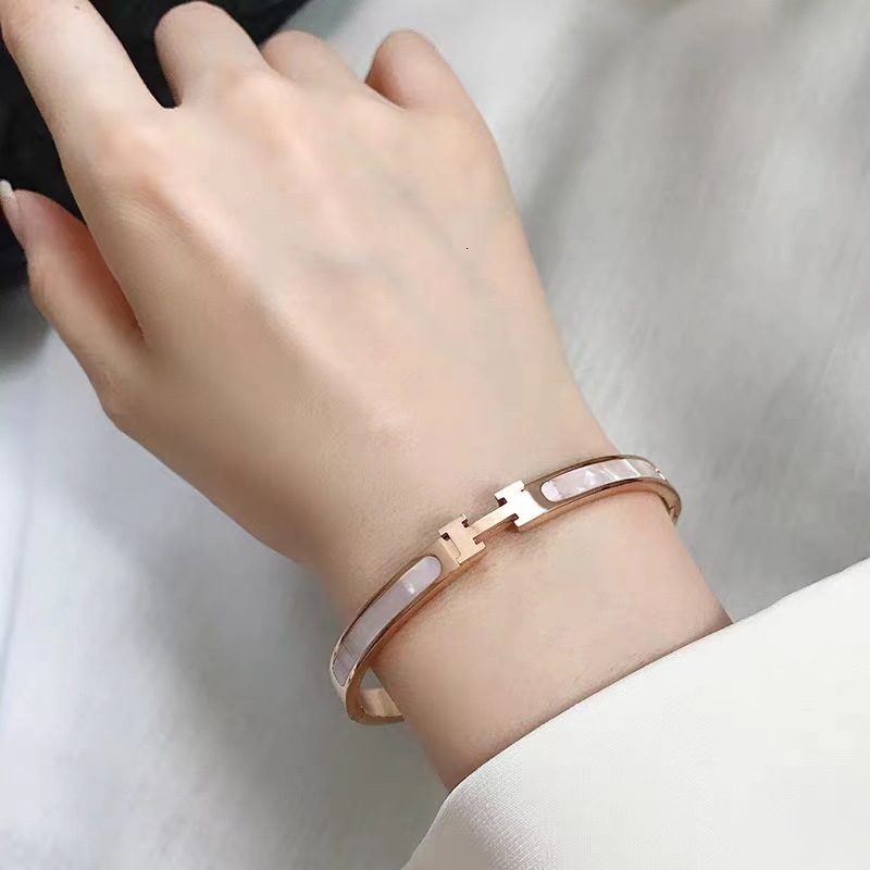 2026 New Designers' Hand Chain - Luxurious Titanium And Steel Hand Chain - High-end Texture Women's Pearl Mother Bead Hand Chain - Luxury Ou