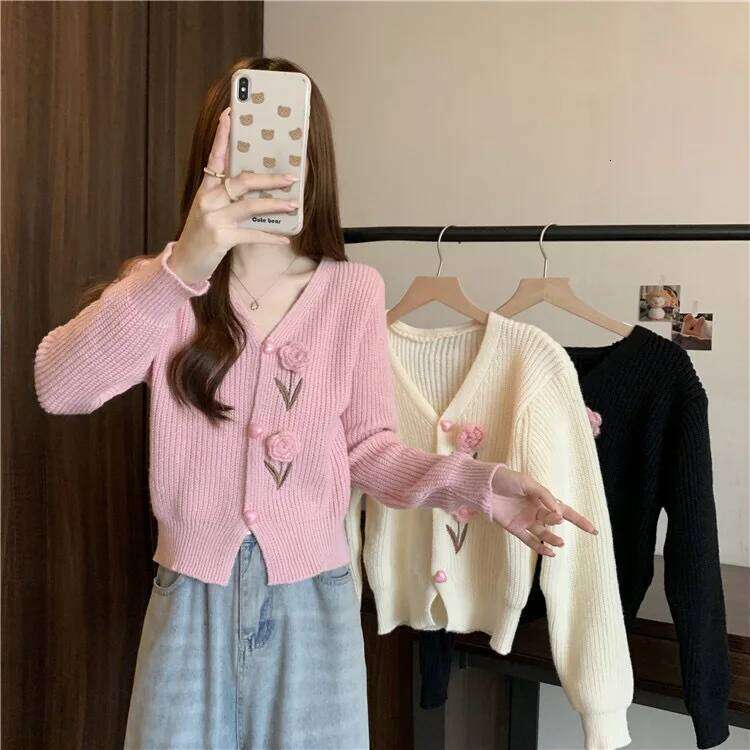 The Spring and Autumn Annals Cropped Cardigan Xiaoxiangfeng Embroidery Flower V-neck Thin Long Sleeves Fashion Temperament 26L0224