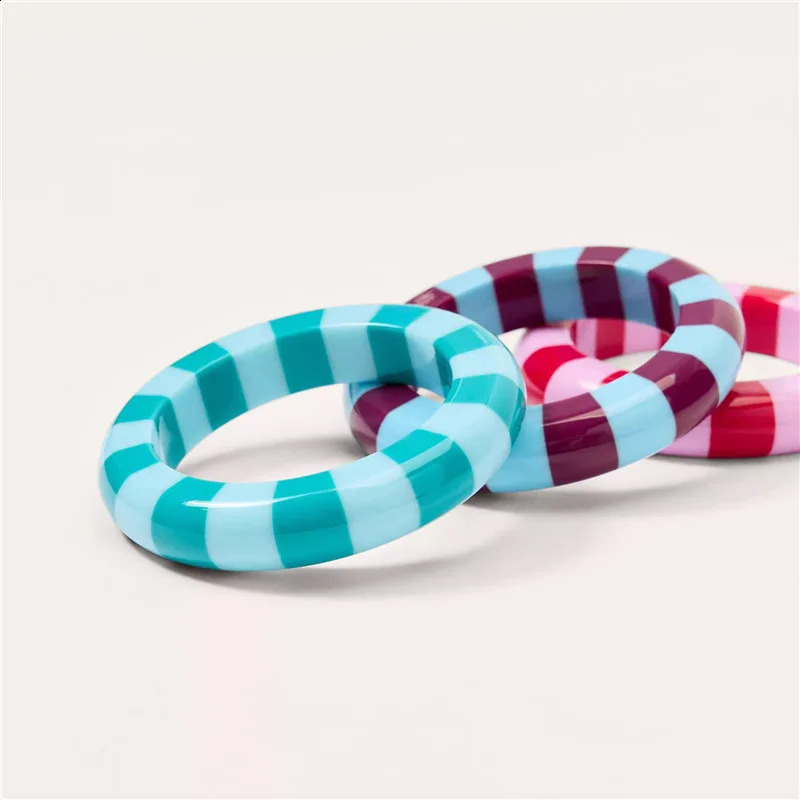 HUANZHI Sweet Romantic Colorful Striped Resin Bracelet Geometric Fashionable Minimalist Jewelry for Women 260120